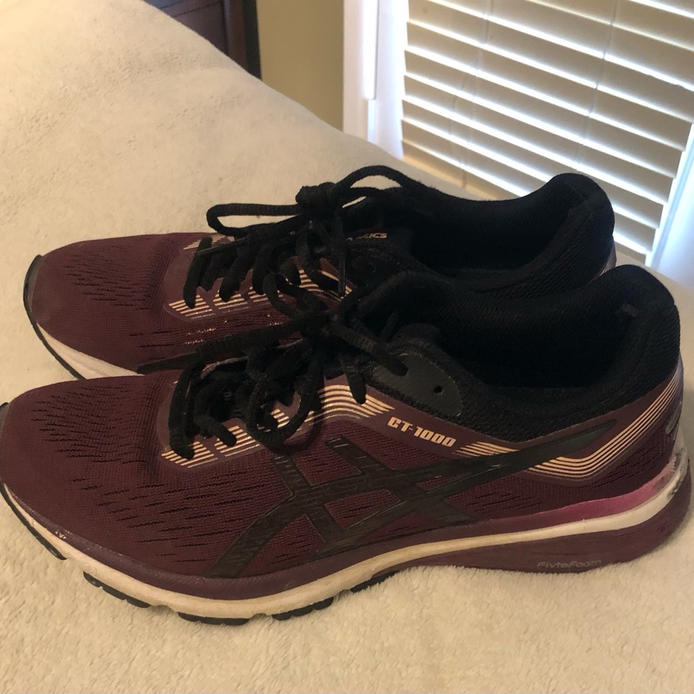ASICS GT 1000 purple? Running shoes 
Good used condition 
Size 10 euro 42